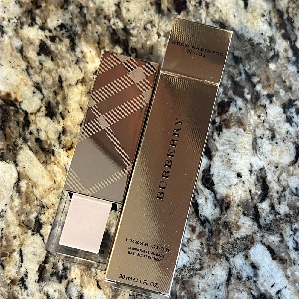 ⚡️💕Burberry Fresh Glow Luminous Fluid Base Nude Radiance No.01